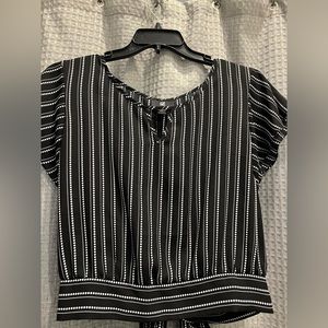 Size XL black and white top